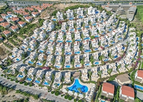 فيلا فاخرة مع إطلالة بانورامية على البحر في واحدة من أرقى المناطق في ألانيا