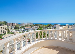 فيلا فاخرة مع إطلالة بانورامية على البحر في واحدة من أرقى المناطق في ألانيا