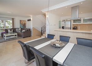 فيلا فاخرة مع إطلالة بانورامية على البحر في واحدة من أرقى المناطق في ألانيا