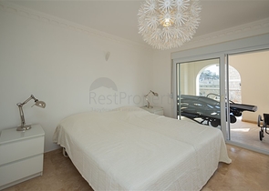 فيلا فاخرة مع إطلالة بانورامية على البحر في واحدة من أرقى المناطق في ألانيا