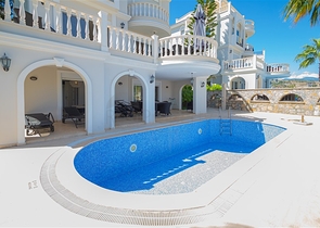 فيلا فاخرة مع إطلالة بانورامية على البحر في واحدة من أرقى المناطق في ألانيا