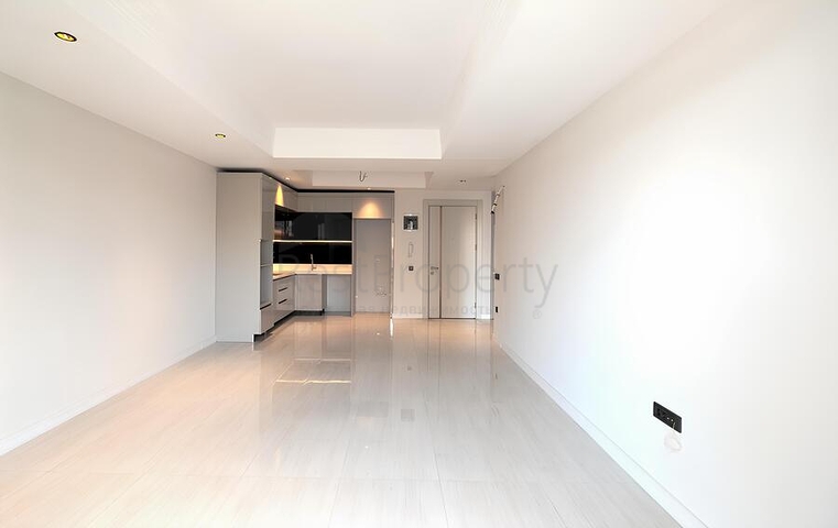 شقة حديثة على البحر في مجمع مرموق