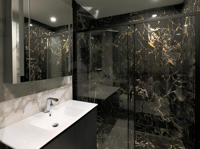 شقة حديثة على البحر في مجمع مرموق