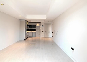 شقة حديثة على البحر في مجمع مرموق