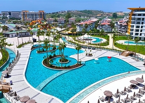 شقة حديثة على البحر في مجمع مرموق