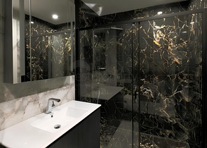 شقة حديثة على البحر في مجمع مرموق