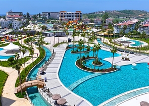 شقة حديثة على البحر في مجمع مرموق