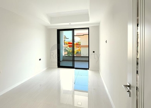 شقة حديثة على البحر في مجمع مرموق