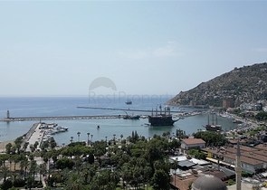 المباني التجارية للحصول على الجنسية في وسط ألانيا — على بعد 250 متر فقط من البحر