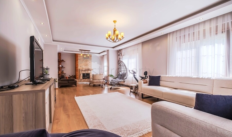 دوبلكس واسع مع حديقة 5 + 1 في منطقة أوبا المرموقة