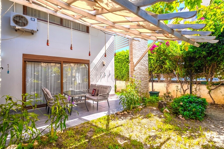 دوبلكس واسع مع حديقة 5 + 1 في منطقة أوبا المرموقة