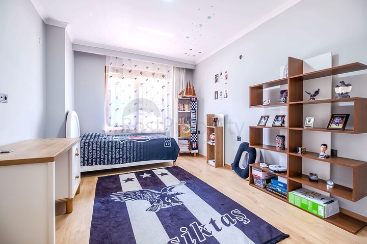 دوبلكس واسع مع حديقة 5 + 1 في منطقة أوبا المرموقة