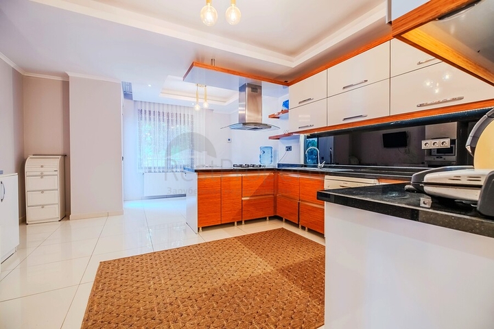 دوبلكس واسع مع حديقة 5 + 1 في منطقة أوبا المرموقة