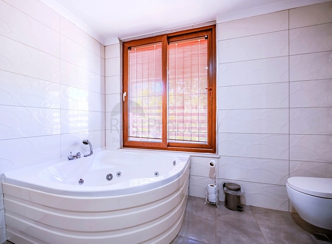 دوبلكس واسع مع حديقة 5 + 1 في منطقة أوبا المرموقة