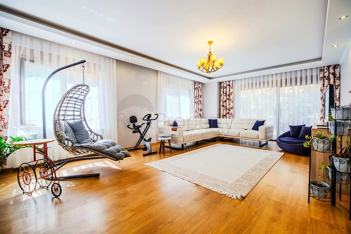 دوبلكس واسع مع حديقة 5 + 1 في منطقة أوبا المرموقة