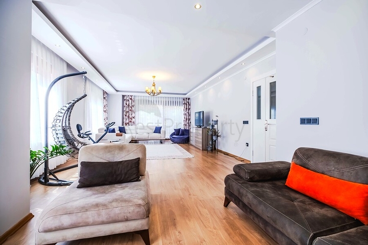 دوبلكس واسع مع حديقة 5 + 1 في منطقة أوبا المرموقة