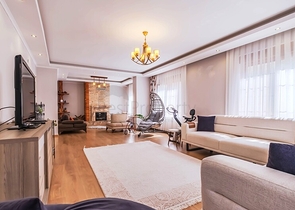 دوبلكس واسع مع حديقة 5 + 1 في منطقة أوبا المرموقة