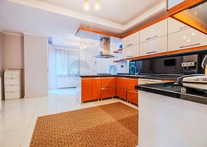 دوبلكس واسع مع حديقة 5 + 1 في منطقة أوبا المرموقة