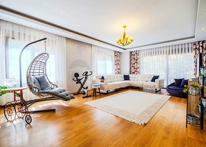 دوبلكس واسع مع حديقة 5 + 1 في منطقة أوبا المرموقة