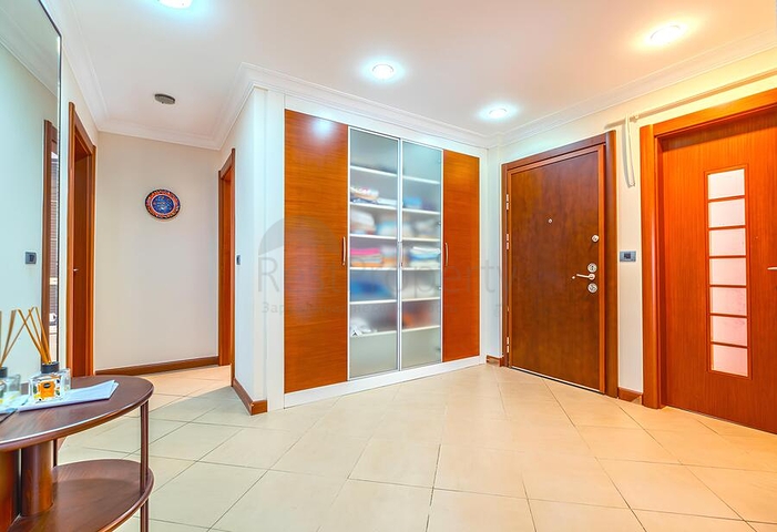 شقة فسيحة 3 + 1 مع مطبخ منفصل عن طريق البحر في وسط ألانيا