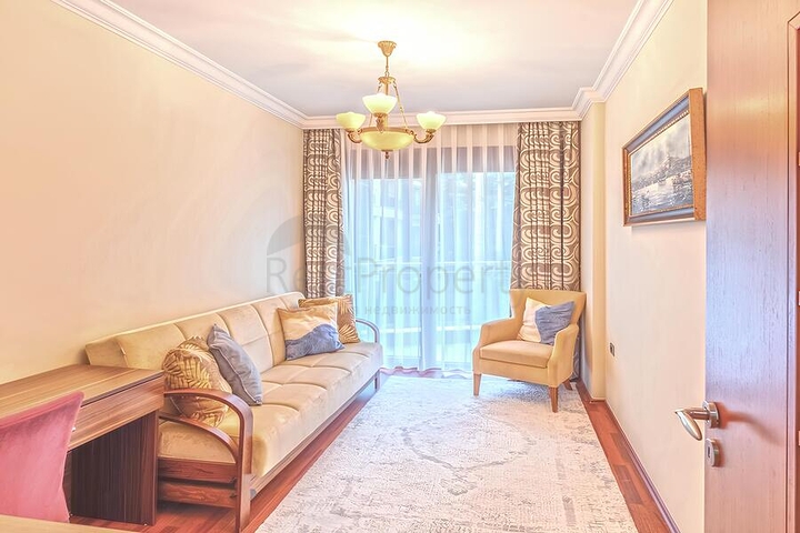 شقة فسيحة 3 + 1 مع مطبخ منفصل عن طريق البحر في وسط ألانيا