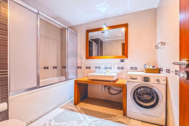 شقة فسيحة 3 + 1 مع مطبخ منفصل عن طريق البحر في وسط ألانيا