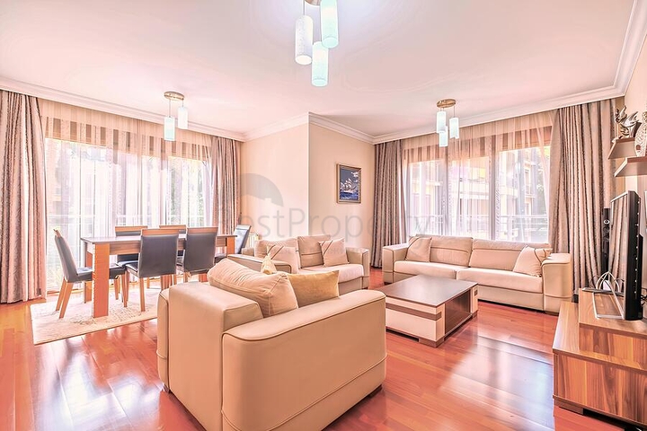 شقة فسيحة 3 + 1 مع مطبخ منفصل عن طريق البحر في وسط ألانيا