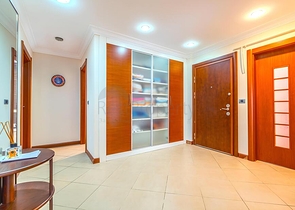 شقة فسيحة 3 + 1 مع مطبخ منفصل عن طريق البحر في وسط ألانيا