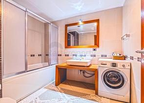 شقة فسيحة 3 + 1 مع مطبخ منفصل عن طريق البحر في وسط ألانيا