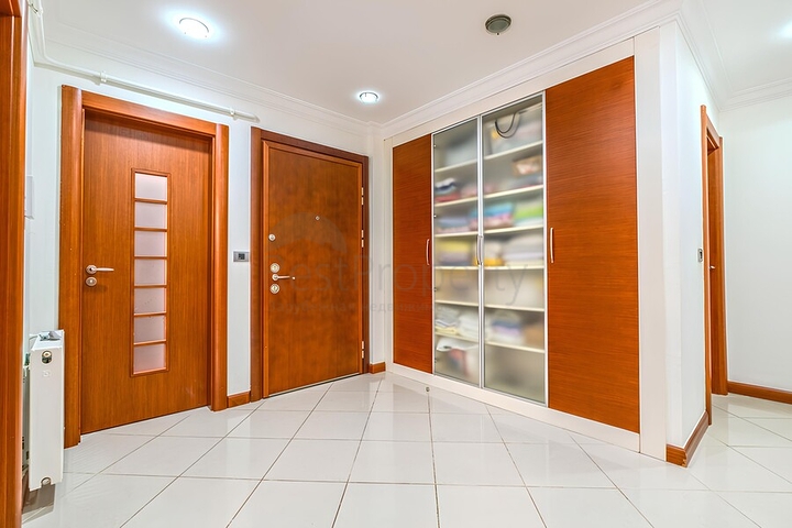 شقة 3+1 مع مطبخ منفصل في واحدة من أفضل المجمعات في ألانيا