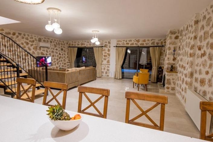 فيلتان في منطقة كاس أنطاليا للبيع. 