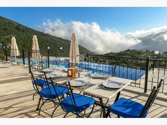 فيلتان في منطقة كاس أنطاليا للبيع. 