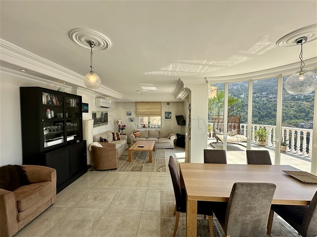 فيلا واسعة مع إطلالة بانورامية على البحر في ألانيا