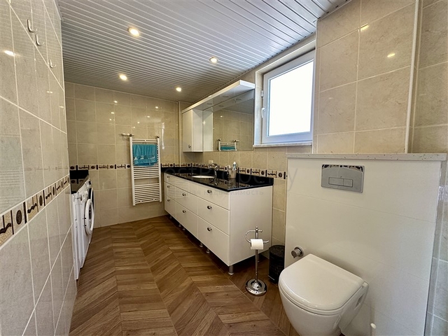 فيلا واسعة مع إطلالة بانورامية على البحر في ألانيا