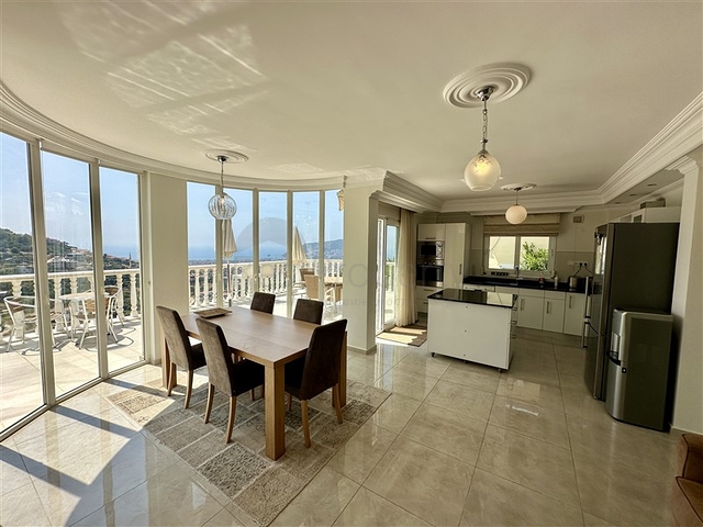 فيلا واسعة مع إطلالة بانورامية على البحر في ألانيا