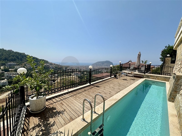 فيلا واسعة مع إطلالة بانورامية على البحر في ألانيا