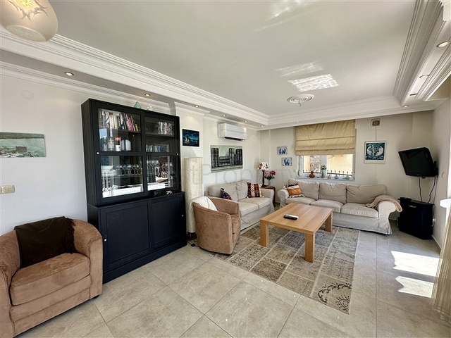 فيلا واسعة مع إطلالة بانورامية على البحر في ألانيا