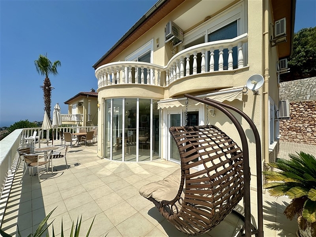 فيلا واسعة مع إطلالة بانورامية على البحر في ألانيا