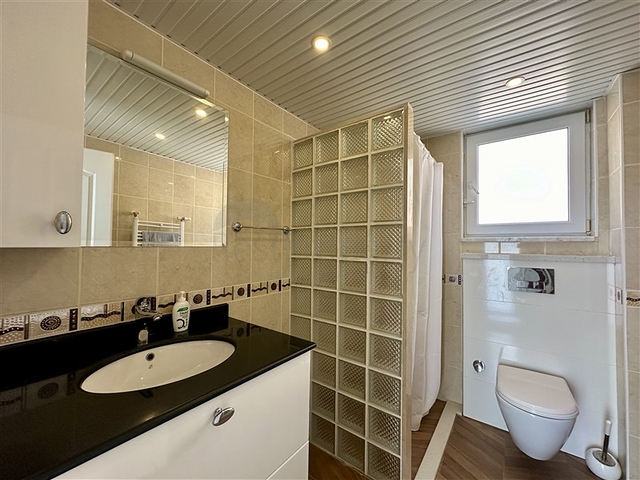 فيلا واسعة مع إطلالة بانورامية على البحر في ألانيا