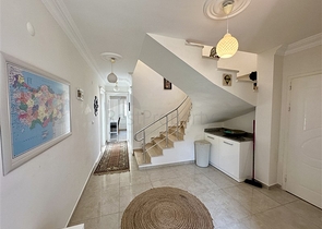 فيلا واسعة مع إطلالة بانورامية على البحر في ألانيا