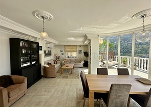 فيلا واسعة مع إطلالة بانورامية على البحر في ألانيا