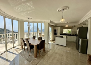 فيلا واسعة مع إطلالة بانورامية على البحر في ألانيا