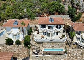 فيلا واسعة مع إطلالة بانورامية على البحر في ألانيا