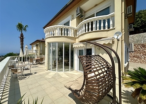 فيلا واسعة مع إطلالة بانورامية على البحر في ألانيا