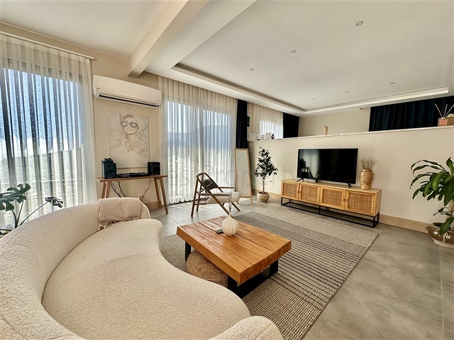 فيلا واسعة مع إطلالة بانورامية على البحر في قلب ألانيا