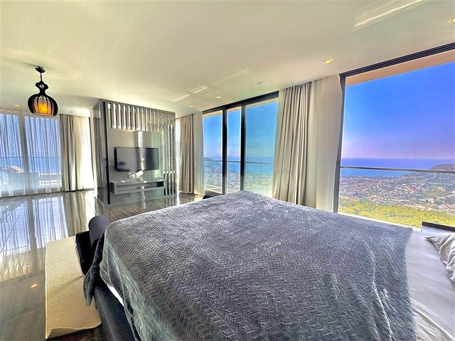 فيلا واسعة مع إطلالة بانورامية على البحر في قلب ألانيا