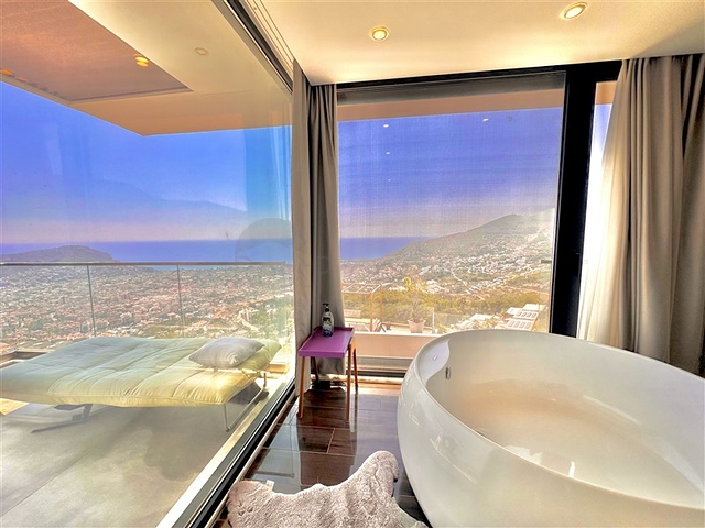 فيلا واسعة مع إطلالة بانورامية على البحر في قلب ألانيا