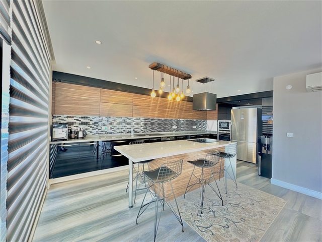 فيلا واسعة مع إطلالة بانورامية على البحر في قلب ألانيا