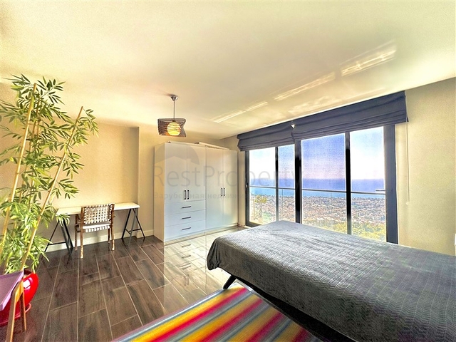 فيلا واسعة مع إطلالة بانورامية على البحر في قلب ألانيا