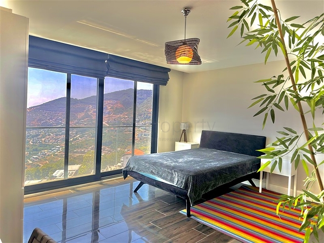 فيلا واسعة مع إطلالة بانورامية على البحر في قلب ألانيا